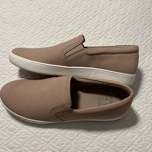 Naturalizer slip on shoe - Picture 2 of 6